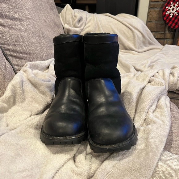 Men's UGG Boots Beacon Mid Calf Pull On 5485
Black Leather Biker Uggs size 9 - Picture 6 of 7